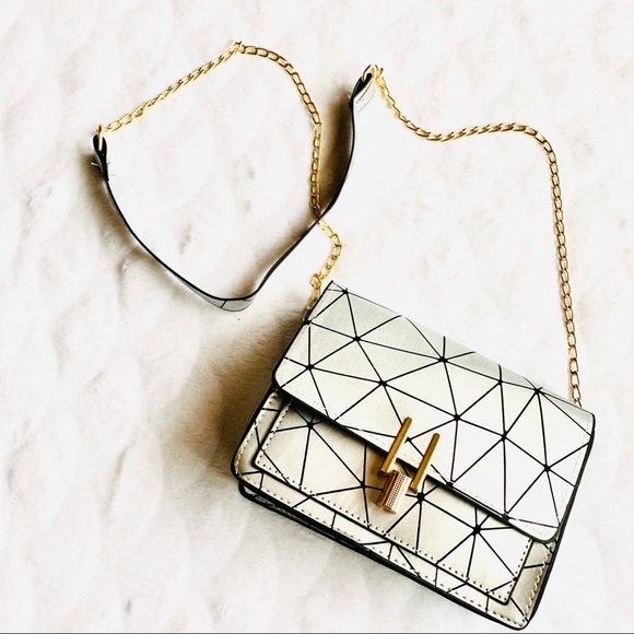 💎5/$25💎 Cute Mini Metallic Silver Crossbody Bag - Picture 2 of 8